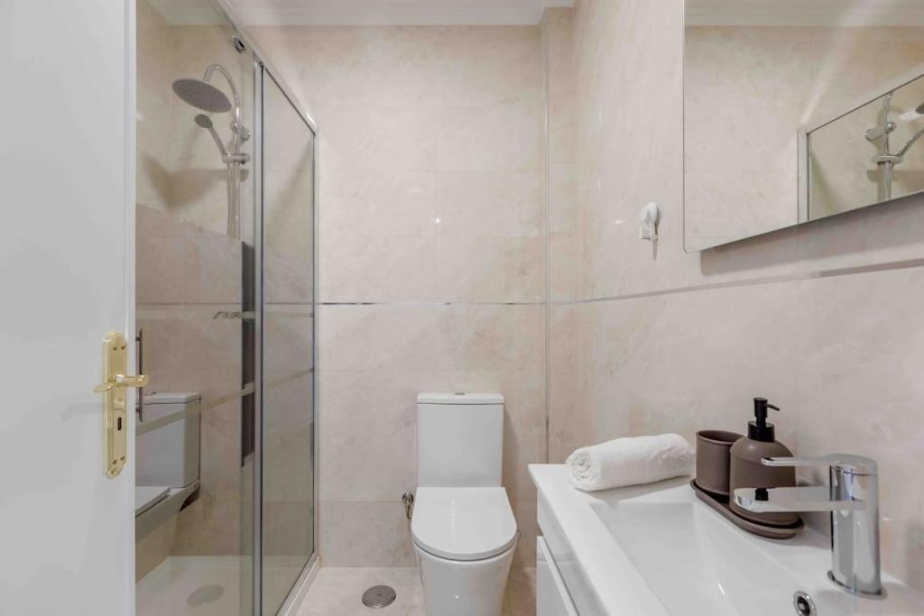 Lovely 3-Bedroom Condo W/ Free Parking On Premises كويلوز المظهر الخارجي الصورة