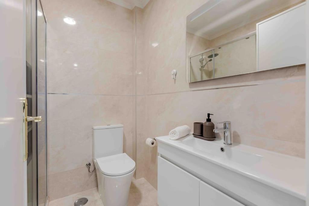 Lovely 3-Bedroom Condo W/ Free Parking On Premises كويلوز المظهر الخارجي الصورة